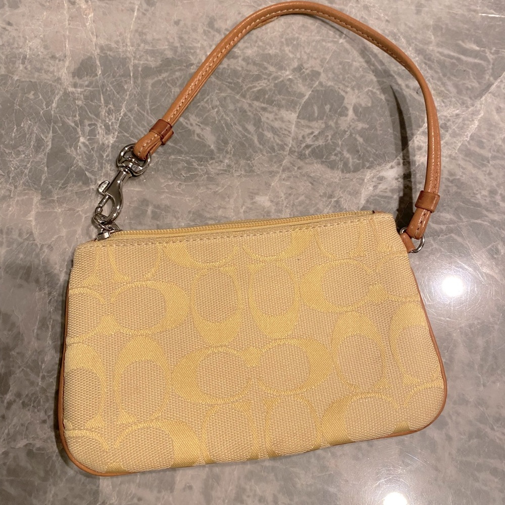 💛Coach Wristlet 💛 ECU